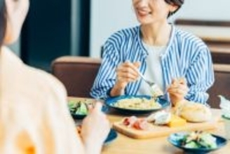 「お食事券が年2回。使えるお店が多くて迷う」47歳・世帯年収1050万円女性がすすめる株主優待