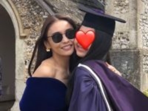 「素敵なママ」美人モデル、次女が海外の高校を卒業！ 親子ショットに「あんなに小さかったのに早いなぁ」