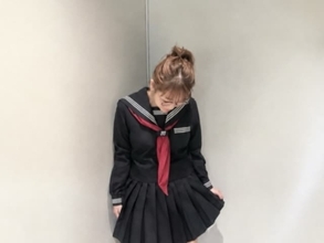 「絶対告白しちゃうわこれ」鈴木奈々、美脚際立つ制服姿に反響！ 「現役JKみたい」「足ほそっ」「違和感ゼロ」