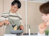 「物価高で"外食代"を月2万円削減した57歳男性「夫婦で料理好き。家で飲むのも好きなので」」の画像1