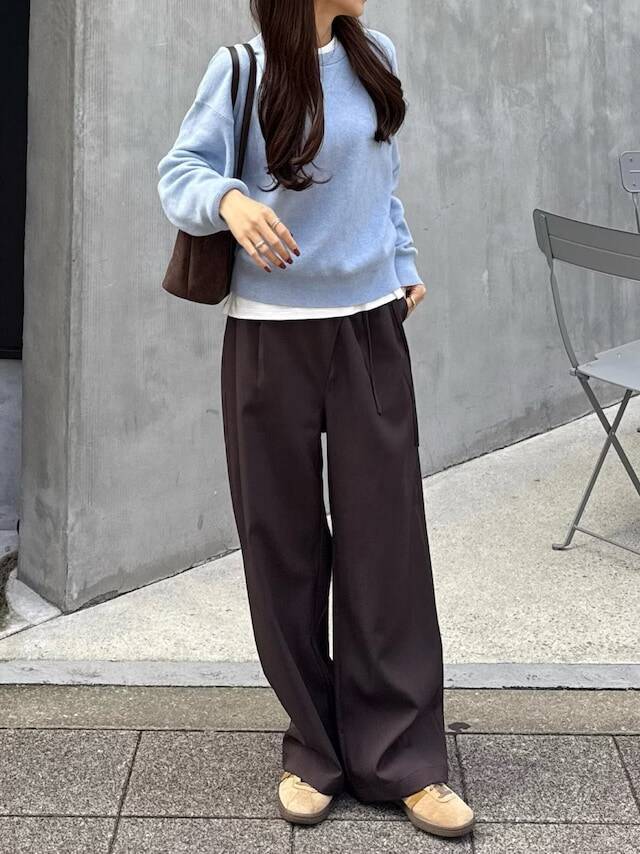 簡単なのにおしゃれ見え！【ブラウン×ブルー】トレンド配色でつくる「大人の秋冬コーデ」4選