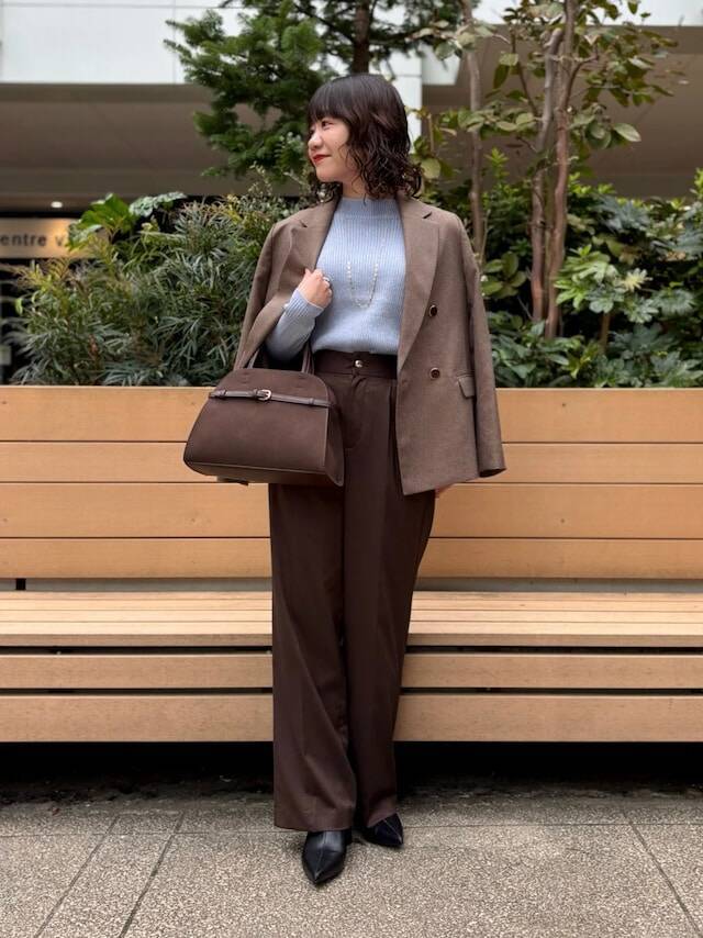 簡単なのにおしゃれ見え！【ブラウン×ブルー】トレンド配色でつくる「大人の秋冬コーデ」4選