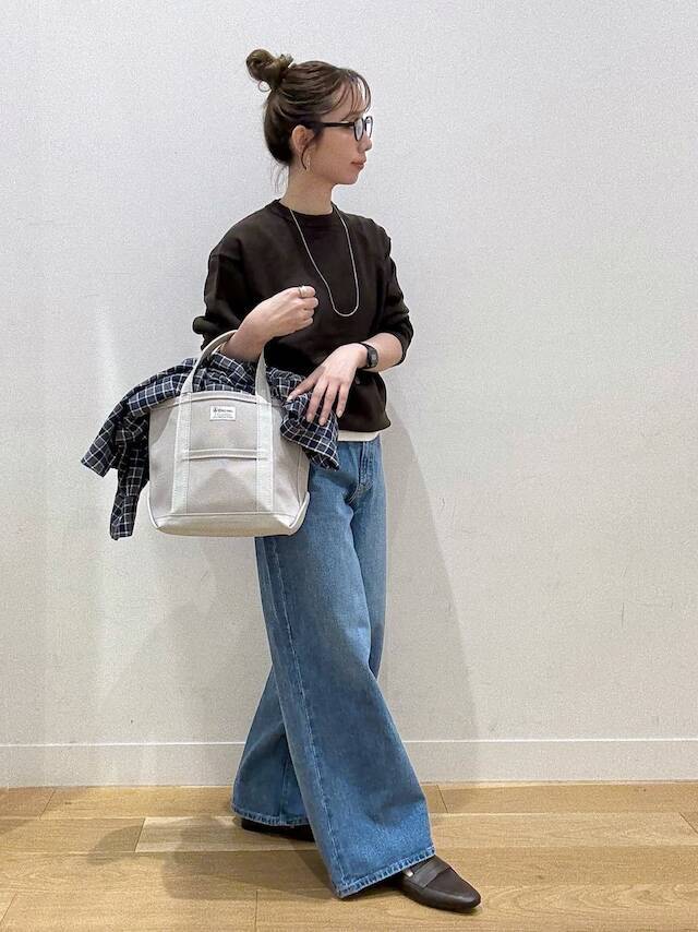 簡単なのにおしゃれ見え！【ブラウン×ブルー】トレンド配色でつくる「大人の秋冬コーデ」4選