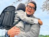 「「スゴいスピードで大きくなっていく」お笑い芸人、息子との入学式ショット公開「嬉しさ伝わってくる」」の画像1
