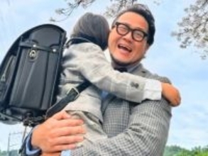 「スゴいスピードで大きくなっていく」お笑い芸人、息子との入学式ショット公開「嬉しさ伝わってくる」