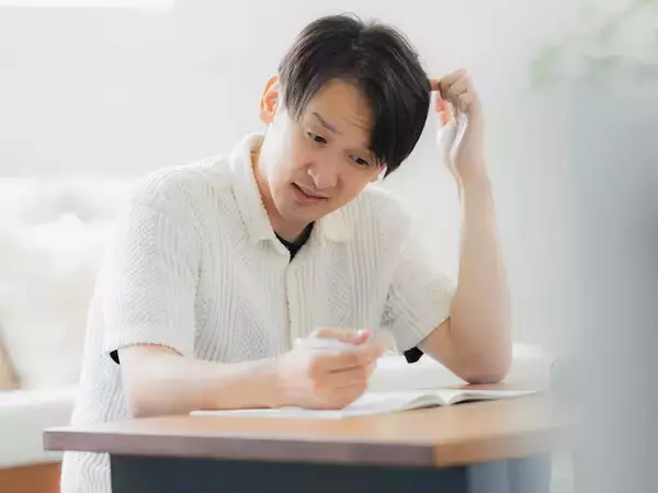 「“こどおじ”とか言われるかも」35歳男性、介護福祉士、年収300万円。実家に月6万8000円入れる切実な事情