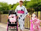 「「ポーズが最高にかわいい！」柳原可奈子、浴衣姿の親子ショットを披露！ 「艶やかな3人姉妹（笑）」」の画像1