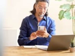 70歳まで働く予定です。年金はいつから受け取るのがよいか、どんな点を考慮して決めればいいですか？