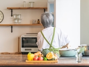 「夕飯時にお菓子作り？」同居義母の“やってるつもり”の家事に43歳嫁が悲鳴「もう爆発しそう」