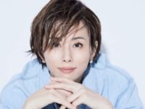 活動再開の米倉涼子、個人事務所6周年を報告。最新ショット公開「撃ち抜かれる美しさ」「綺麗すぎる」