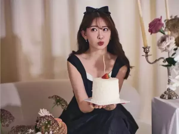 「永遠の憧れ女神様」小嶋陽菜、黒ドレス姿の38歳バースデーショットを披露！ 「可愛いを更新してる」