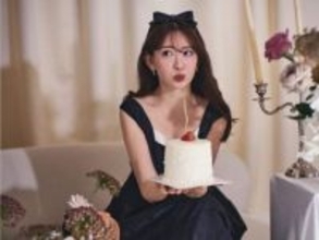 「永遠の憧れ女神様」小嶋陽菜、黒ドレス姿の38歳バースデーショットを披露！ 「可愛いを更新してる」