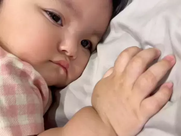 「これ以上言葉がない」川崎希のモデル夫、“ムチムチ”赤ちゃんの姿を公開「口元可愛い」「Maxに可愛い」