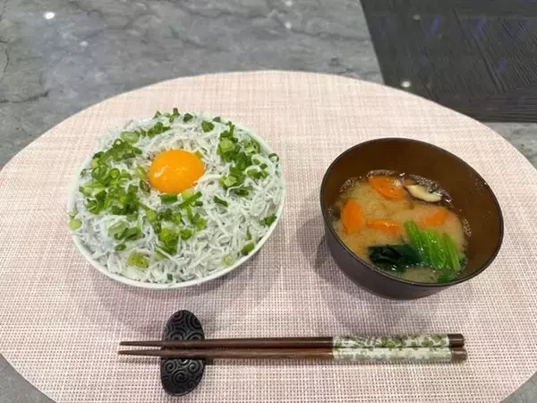 堀ちえみ、朝食のしらす丼を公開「昔から卵の白身も、あとで飲みます」