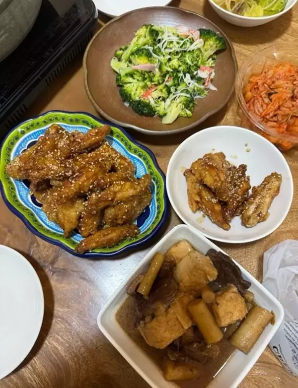 北斗晶、大量の料理を仕込んだ週末の食卓を公開「茶色の食卓になっちゃいましたが…」