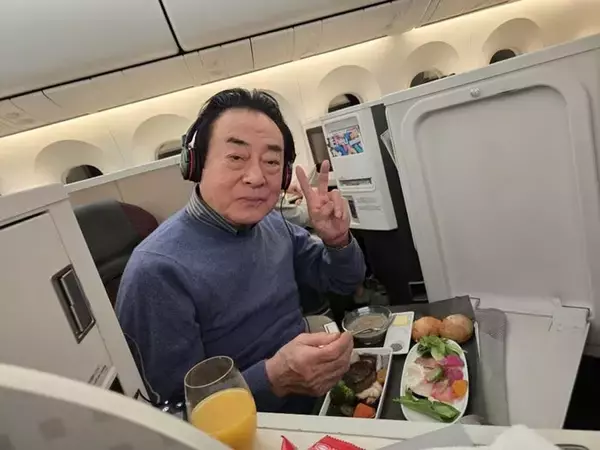 高橋英樹、妻との旅行で豪華な機内食を堪能「美味しかったです」