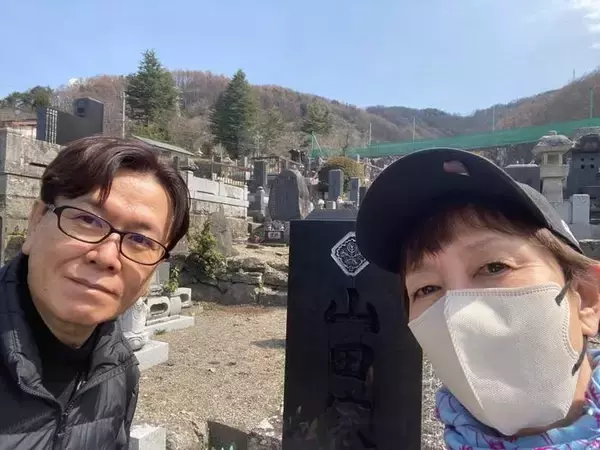 「戸田恵子、墓参りに訪れて呆然とした理由「小高い丘の上にポツンとあったのに」」の画像
