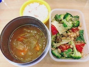 山田花子、夫が作った具だくさんカレー弁当を公開「ランチ代が浮いたわ」