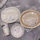 「「雰囲気変えれて可愛い」『セリア』で購入したクリスマス用の皿を紹介「後片付けもラク」」の画像1