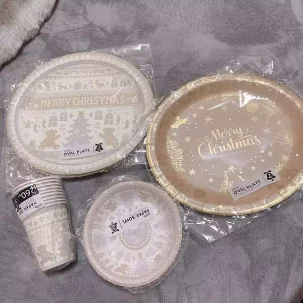 「雰囲気変えれて可愛い」『セリア』で購入したクリスマス用の皿を紹介「後片付けもラク」