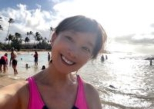 アグネス・チャン、ハワイのビーチをバックにした自撮りショットを公開「砂遊びしたり、貝殻を探したりして」