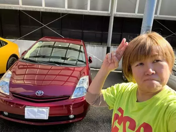 山田邦子、“お別れ”した愛車をバックにした自撮りショットを公開「ありがとう！いい車だった」