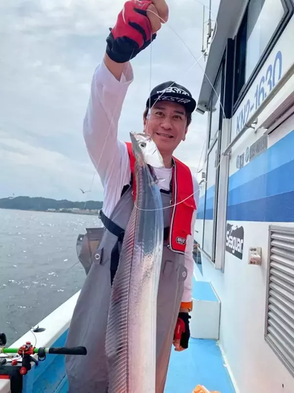 川崎麻世「人生初の太刀魚釣れた」妻と船釣りへ「俺は6匹！！花音は太刀魚18匹」