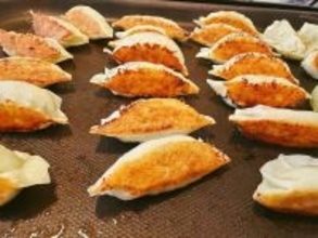 細川直美、娘たちのリクエストで餃子パーティを開催「熱々の焼き立てはやっぱり美味しいっ」