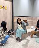 「花田虎上の妻、娘たちと犬カフェ訪問を報告「チワワのかわいさが爆発」」の画像1