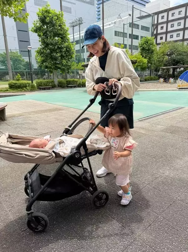 山本圭壱、妻・西野未姫と子ども達との散歩を報告「ご自分で力でベビーカーを押したいにこりさん」