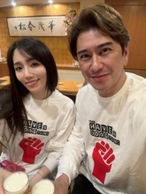 川崎麻世、妻と外出した日のお揃いコーデを公開「夫婦なんで恥ずかしくないよ」