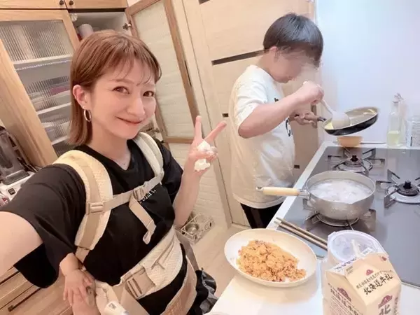 辻希美、夕食作りを手伝う次男の姿を公開「ソラは料理男子です」