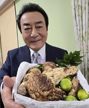 高橋英樹、貰い物の松茸で贅沢な夕食を堪能「美味しいことこの上ナシ！！」