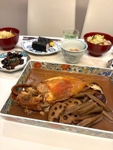 藤あや子、北海道産キンキの煮付けなど豪華な夕食を公開「めっちゃ脂が乗ってる～」