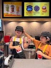 川崎希、子ども達のマック店員姿に大興奮「親バカ炸裂で写真100連写」