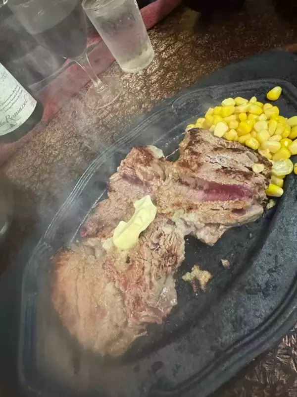 高橋真麻、雨の中並んだ店で合計650gの肉を堪能「大人気店ですね」