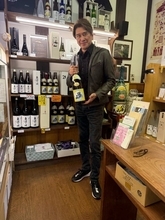 川崎麻世、妻への土産に大量の日本酒を購入「1人で飲みきれるのかな？」
