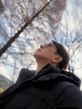 川崎麻世、アクシデントで目に怪我を負ったことを報告「全治2週間と言われました」