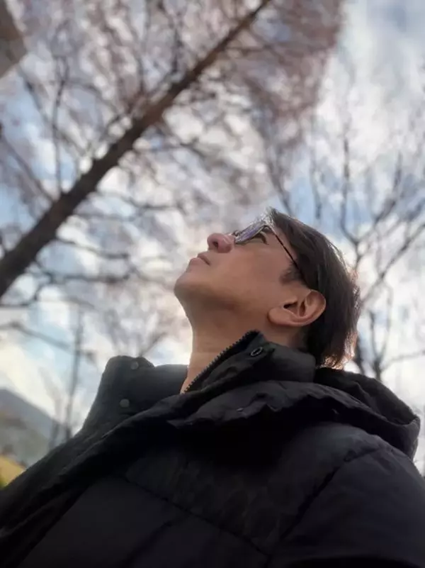 川崎麻世、アクシデントで目に怪我を負ったことを報告「全治2週間と言われました」