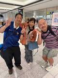 「堀ちえみ、安田大サーカスの団長安田＆クロちゃんと空港で遭遇「久々のスリーショット！」」の画像1