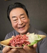 高橋英樹、娘・真麻からの贈り物で豪華な夕食「肉、肉の元気印の晩ごはん」