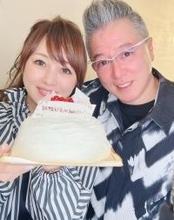 渡辺美奈代、28周年の結婚記念日に撮影した夫婦ショットを公開「愛弥が買ってきてくれたケーキを頂き」