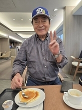 高橋英樹、妻とホノルルの空港ラウンジで食事「楽しく過ごしていました」