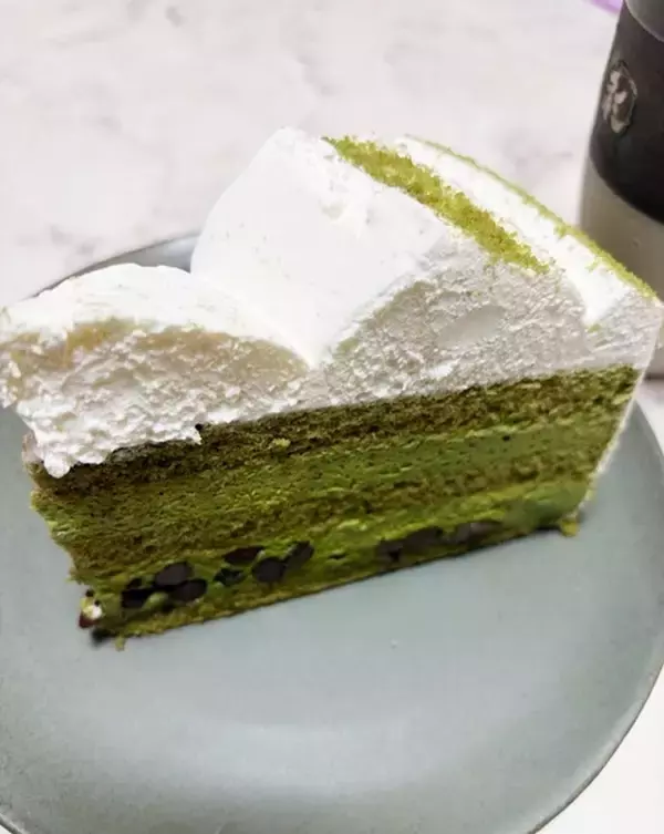 藤あや子『HARBS』で購入したケーキを絶賛「濃厚だけど軽いしシフォン生地なので食べやすい」