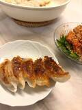「藤あや子、差し入れの餃子をフライパンのまま食卓へ「何個食べたかは記憶にございません」」の画像1