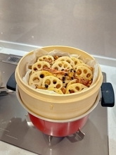 小倉優子『無印良品』のせいろを使用した夕食を公開「豚肉とレンコンの豆豉蒸しです」