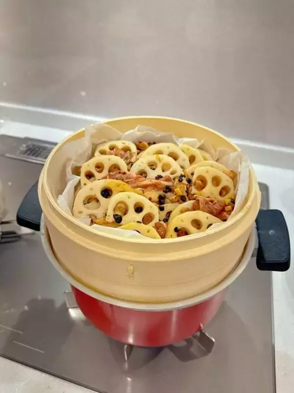 小倉優子『無印良品』のせいろを使用した夕食を公開「豚肉とレンコンの豆豉蒸しです」