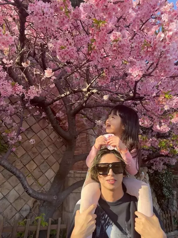 川崎希、TDSで桜を満喫し長女が大喜び「やっぱり桜を見るとテンションあがるね」