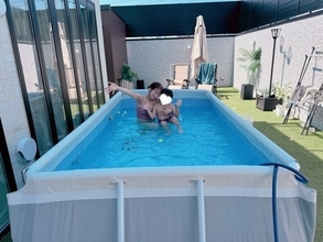 辻希美、三男と自宅プールを満喫する姿を公開「暑すぎて水がお湯」