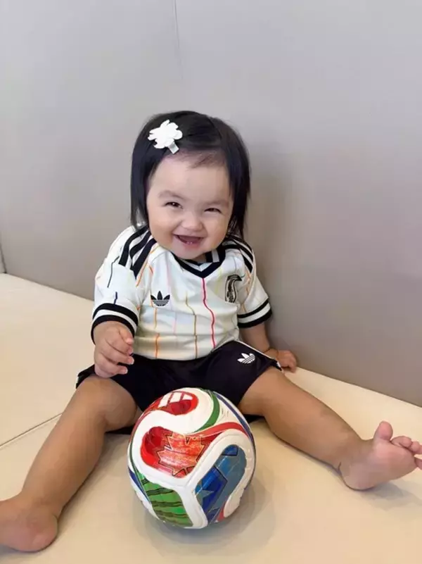 川崎希、次女のW杯コーデを披露「かげとらが赤ちゃんのときに似ててびっくり」